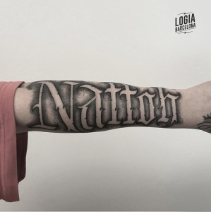 tatuaje_brazo_lettering_Logia_Barcelona_Willian_Spindola   